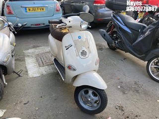 Location:  Hayes - 2000 PIAGGIO VESPA ET4 Scooter REG: W748YGH, Keys: No, MOT Expiry date: 06/03/2019, 124 Petrol, , Former Keepers: 6
