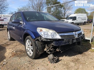 Location: Mitcham - 2009 VAUXHALL ASTRA DESIGN 5 Door Hatchback REG: DE09OMM, Keys: No, MOT Expiry date: 04/01/2025, 1598 Petrol, 5 Speed Manual Petrol, Former Keepers: 6