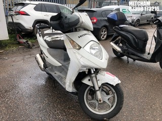 Location: Mitcham - 2007 HONDA SES 125-4 Motorcycle REG: LS57FSV, Keys: No, MOT Expiry date: 12/02/2024, 125 Petrol, Automatic, Former Keepers: 9