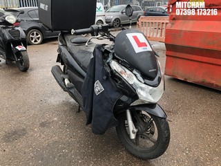 Location: Mitcham - 2011 HONDA WW 125 EX2-A Motorcycle REG: LG61YDZ, Keys: No, MOT Expiry date: 19/03/2025, 125 Petrol, AUTOMATIC, Former Keepers: 14