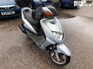 Location: Mitcham - 2005 YAMAHA NXC 125 CYGNUS Scooter REG: LF05HGN, Keys: No, MOT Expiry date: 13/09/2023, 124 Petrol, Automatic, Former Keepers: 1