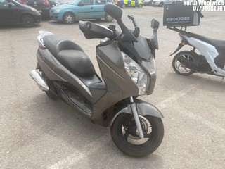 Location: North Woolwich - 2008 HONDA FES 125-7 Motorcycle REG: LC08YFN, Keys: No, MOT Expiry date: 06/09/2020, 125 Petrol, automatic, Former Keepers: 7