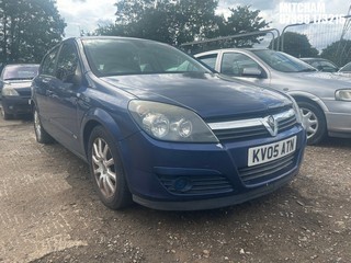 Location: Mitcham - 2005 VAUXHALL ASTRA DESIGN TWINPORT 5 Door Hatchback REG: KV05ATN, Keys: No, MOT Expiry date: 30/06/2025, 1598 Petrol, 5 Speed Manual Petrol, Former Keepers: 4