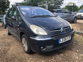 Location: Mitcham - 2006 CITROEN XSARA PICASSO DESIRE 16V Estate REG: LE06FZP, Keys: No, MOT Expiry date: 15/01/2026, 1587 Petrol, 5 Speed Manual Petrol, Former Keepers: 4