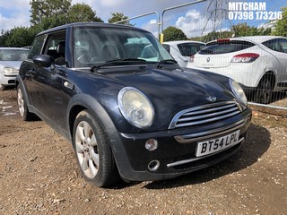 Location: Mitcham - 2004 MINI MINI COOPER 3 Door Hatchback REG: BT54LPL, Keys: No, MOT Expiry date: 16/10/2024, 1598 Petrol, 5 Speed Manual Petrol, Former Keepers: 7