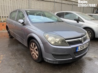 Location: Hayes - 2006 VAUXHALL ASTRA CLUB TWINPORT 5 Door Hatchback REG: LS06FDA, Keys: No, MOT Expiry date: 24/01/2024, 1598 Petrol, 5 Speed Manual Petrol, Former Keepers: 5