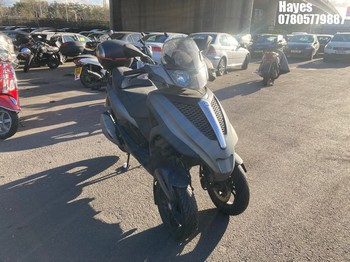 Location: Hayes - 2015 PIAGGIO MP3 300 YOURBAN SPORT LT Passenger Tricycle REG: LB15GMZ, Keys: No, MOT Expiry date: 02/05/2026, 278 Petrol, AUTOMATIC, Former Keepers: 9