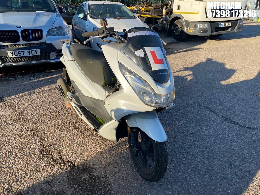 Location: Mitcham - 2017 HONDA WW 125 EX2-H Motorcycle REG: HG17JNV, Keys: No, MOT Expiry date: 08/03/2024, 125 Petrol, Automatic, Former Keepers: 6