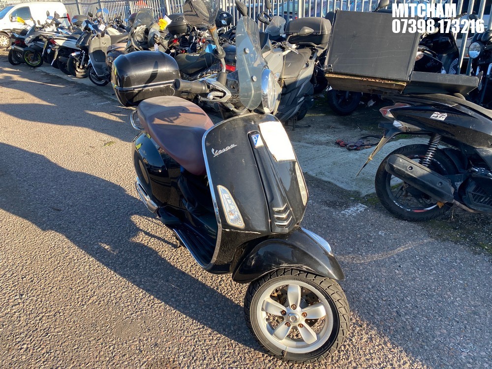Location: Mitcham - 2016 PIAGGIO VESPA PRIMAVERA 125 ABS Scooter REG: LJ16PBH, Keys: No, MOT Expiry date: 17/05/2025, 125 Petrol, Automatic, Former Keepers: 2