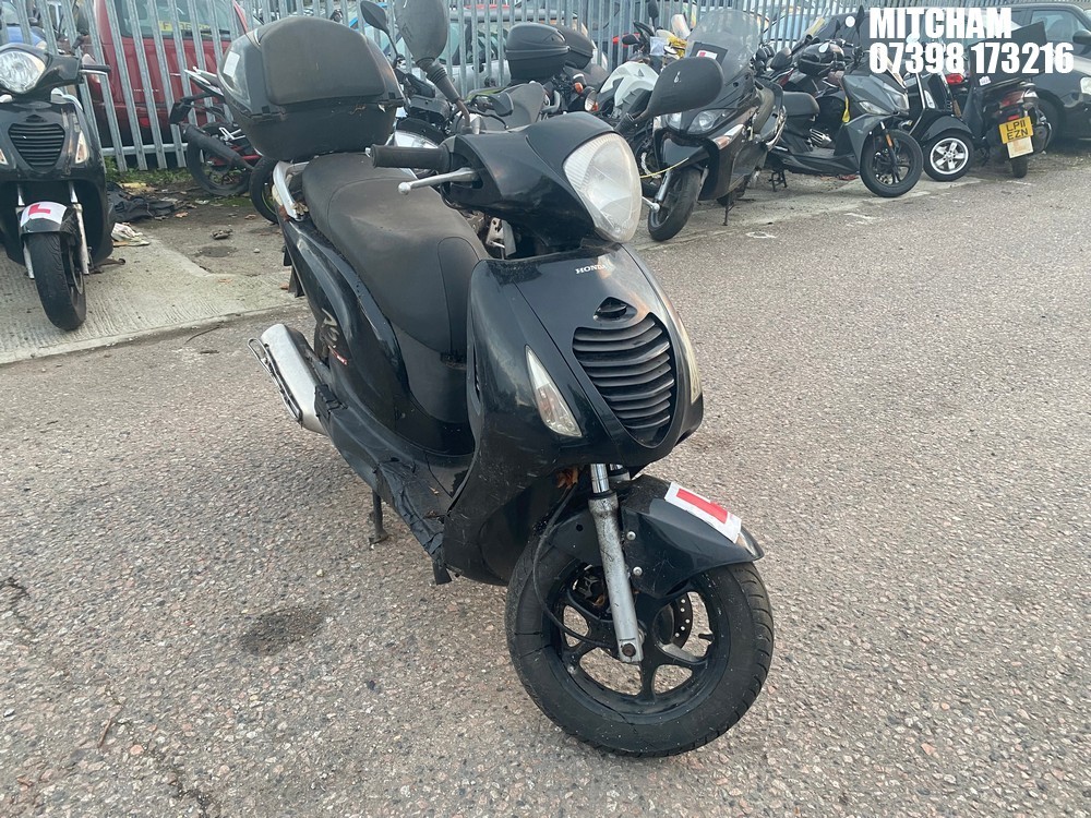 Location: Mitcham - 2012 HONDA PES 125 A Motorcycle REG: LT12XHH, Keys: No, MOT Expiry date: 27/04/2023, 125 Petrol, Automatic, Former Keepers: 4