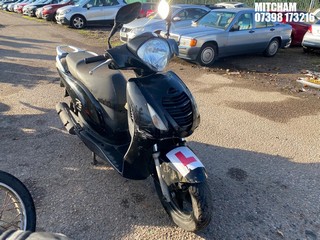 Location: Mitcham - 2012 HONDA PES 125 A Motorcycle REG: LL12ZXV, Keys: No, MOT Expiry date: 12/07/2024, 125 Petrol, Automatic, Former Keepers: 5