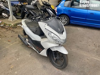Location: Hayes - 2015 HONDA WW 125 EX2-F Motorcycle REG: HV15AHO, Keys: No, MOT Expiry date: 20/09/2025, 125 Petrol, AUTOMATIC, Former Keepers: 10