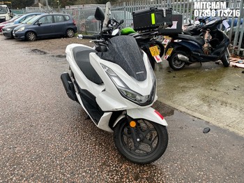 Location: Mitcham - 2022 HONDA WW 125 A-M Motorcycle REG: LC72KXD, Keys: No, MOT Expiry date: 27/10/2025, 125 Petrol, AUTOMATIC, Former Keepers: 1