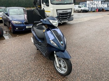 Location: Mitcham - 2015 PIAGGIO FLY 125 3V Scooter REG: GX15WCJ, Keys: No, MOT Expiry date: 26/11/2025, 124 Petrol, AUTOMATIC, Former Keepers: 4