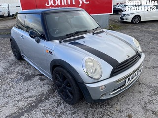 Location: South Wales - 2004 MINI MINI COOPER 3 Door Hatchback REG: MJ04BVW, Keys: No, MOT Expiry date: 23/09/2025, 1598 Petrol, 5 Speed Manual Petrol, Former Keepers: 11