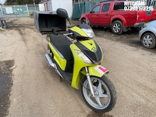 Location: Mitcham - 2009 HONDA SH 125 D-9 Motorcycle REG: LR09OKP, Keys: No, MOT Expiry date: 28/10/2024, 125 Petrol, Automatic, Former Keepers: 12