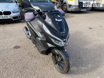 Location: Mitcham - 2018 HONDA WW 125-A Motorcycle REG: AV68PGX, Keys: No, MOT Expiry date: 03/11/2024, 125 Petrol, Automatic, Former Keepers: 10