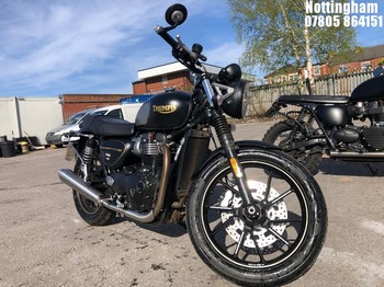 Location: Nottingham - 2021 TRIUMPH STREET TWIN GOLDLINE Motorcycle REG: HG21NWE, 900cc Petrol, Manual, Former Keepers: 0, Keys: Yes, MOT Expiry date: 01/08/2026