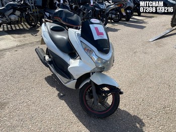 Location: Mitcham - 2012 HONDA WW 125 EX2-A Motorcycle REG: LB61NDC, Keys: No, MOT Expiry date: 25/11/2025, 125 Petrol, AUTOMATIC, Former Keepers: 9