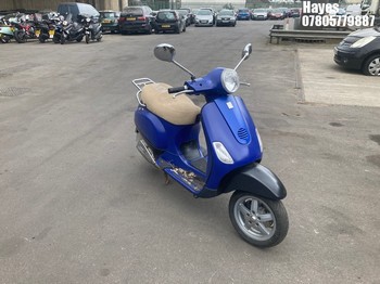 Location: Hayes - 2011 PIAGGIO VESPA LX 125 Scooter REG: LC11YWE, Keys: No, MOT Expiry date: 10/05/2023, 124 Petrol, AUTOMATIC, Former Keepers: 3