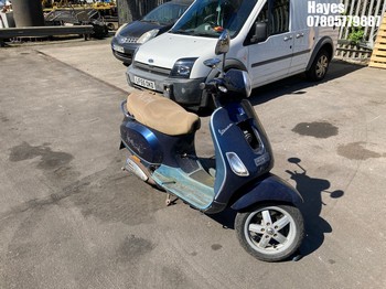 Location: Hayes - 2012 PIAGGIO VESPA LX 50 Moped REG: LC61UUN, Keys: No, MOT Expiry date: 20/03/2025, 49 Petrol, Automatic, Former Keepers: 3