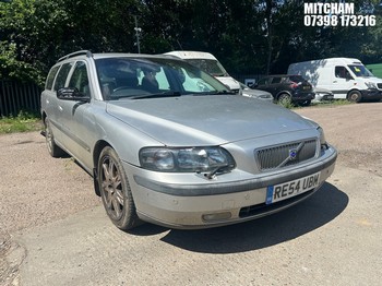 Location: Mitcham - 2004 VOLVO V70 D5 SE AUTO Estate REG: RE54UBM, Keys: No, MOT Expiry date: 10/06/2025, 2401 Diesel, 5 Speed Auto Diesel, Former Keepers: 4
