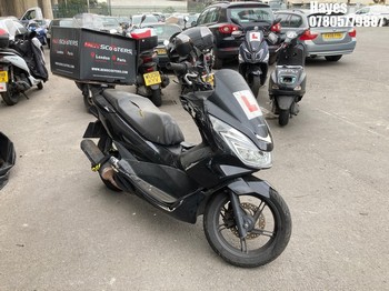 Location: Hayes - 2015 HONDA WW 125 EX2-F Motorcycle REG: LL15ONH, Keys: No, MOT Expiry date: 02/05/2026, 125 Petrol, Automatic, Former Keepers: 9