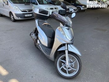 Location: Hayes - 2008 HONDA SH 300 A-7 Motorcycle REG: WU08KYV, Keys: No, MOT Expiry date: 17/07/2026, 279 Petrol, Automatic, Former Keepers: 9