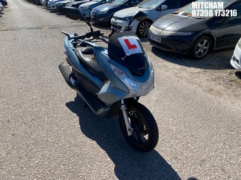 Location: Mitcham - 2013 HONDA WW 125-D Motorcycle REG: LF13LTJ, Keys: No, MOT Expiry date: 26/11/2026, 125 Petrol, AUTOMATIC, Former Keepers: 7