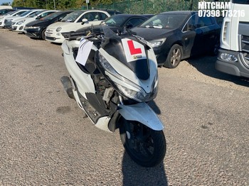 Location: Mitcham - 2019 HONDA WW 125-A Motorcycle REG: LL19LFJ, Keys: No, MOT Expiry date: 09/04/2026, 125 Petrol, Automatic, Former Keepers: 9