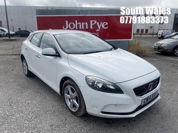 Location: South Wales - 2014 VOLVO V40 5 Door Hatchback REG: CN14EKX, Keys: No, MOT Expiry date: 20/12/2026, 1590 Petrol, 6 Speed manual petrol, Former Keepers: 2