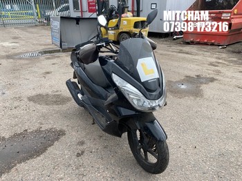 Location: Mitcham - 2015 HONDA WW 125 EX2-F Motorcycle REG: YX65YML, Keys: No, MOT Expiry date: 11/05/2024, 125 Petrol, AUTOMATIC, Former Keepers: 7