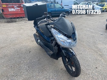 Location: Mitcham - 2014 HONDA WW 125 EX2-F Motorcycle REG: SH14LLV, Keys: No, MOT Expiry date: 21/03/2026, 125 Petrol, AUTOMATIC, Former Keepers: 13