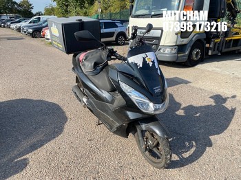 Location: Mitcham - 2014 HONDA WW 125 EX2-F Motorcycle REG: YG64YZT, Keys: No, MOT Expiry date: 13/06/2026, 125 Petrol, AUTOMATIC, Former Keepers: 11