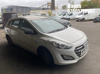 Location: Hayes - 2016 HYUNDAI I30 SE BLUE DRIVE CRDI Estate REG: MF16VYO, Keys: No, MOT Expiry date: 18/07/2025, 1582 Diesel, 6 Speed Manual Diesel, Former Keepers: 6