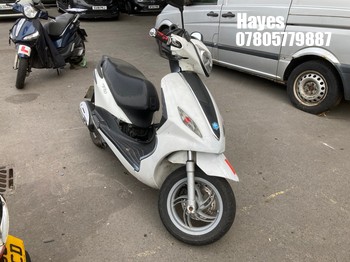 Location: Hayes - 2014 PIAGGIO FLY 125 3V Scooter REG: LX14WPV, Keys: No, MOT Expiry date: 05/09/2026, 124 Petrol, Automatic, Former Keepers: 7