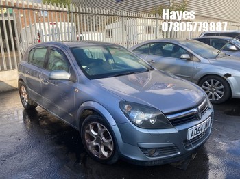 Location: Hayes - 2004 VAUXHALL ASTRA SXI TWINPORT 5 Door Hatchback REG: AO54JNV, Keys: No, MOT Expiry date: 08/09/2026, 1364 Petrol, 5 Speed Manual Petrol, Former Keepers: 12