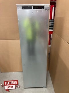 Lot 11  
            Nottingham SR8 - Delivery Or Collection 

                
BOSCH INTEGRATED TALL FRIDGE MODEL: KIR81VFE0G ORIGINAL RRP £999