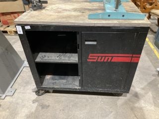 Lot 61  
            Birmingham - Collection Only 

                
SUN TROLLEY WORK BENCH WITH VICE