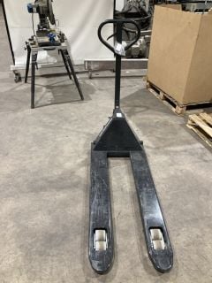 Lot 67  
            Birmingham - Collection Only 

                
BIGDUG ESSENTIALS 2500 KG PALLET TRUCK PU WHEELS BLACK