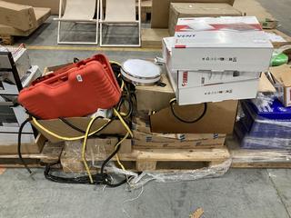 Lot 560  
            Chesterfield SR38 - Collection or Optional Delivery Available 

                
PALLET OF ASSORTED ITEMS TO INCLUDE FIAMMA AIR VENTS (LOCATION: SR38 A7) (KERBSID...