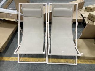 Lot 565  
            Chesterfield SR38 - Collection or Optional Delivery Available 

                
2 X BEIGES DECKCHAIRS WITH DEAD CUSHION (LOCATION: SR38 A6)