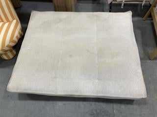 Lot 606  
            Chesterfield SR38 - Collection or Optional Delivery Available 

                
S SEATER SOFA BED IN CREAM FABRIC (LOCATION: SR38 A5)