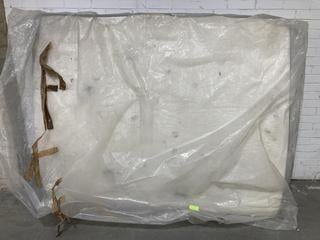 Lot 666  
            Chesterfield SR38 - Collection or Optional Delivery Available 

                
160 X 200 CM KING SIZE MATTRESS IN CREAM (LOCATION: SR38 A3)