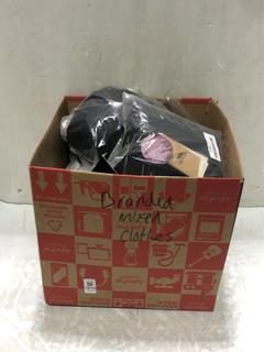 Lot 1075  
            Chesterfield SR45 - Parcel Delivery Only 

                
BOX OF BRANDED ADULTS CLOTHES TO INCLUDE GOREWEAR MENS EVERYDAY VEST IN NEON YELL...