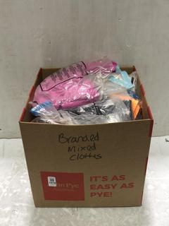 Lot 1078  
            Chesterfield SR45 - Parcel Delivery Only 

                
BOX OF BRANDED ADULTS CLOTHES TO INCLUDE SCRUFFS HARDWEAR WOMENS TRADE FLEX HOLST...