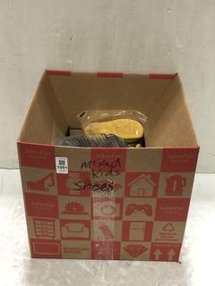 Lot 1091  
            Chesterfield SR45 - Parcel Delivery Only 

                
2 X CROCS CLASSIC ALL TERRAIN CLOGS IN BLACK- SIZE M5/W5 (LOCATION: C3)
