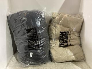 Lot 1173  
            Chesterfield SR45 - Parcel Delivery Only 

                
2 X URBAN CLASSICS CLOTHING ITEMS TO INCLUDE URBAN CLASSIC SHORT BIG PUFFER JACKE...