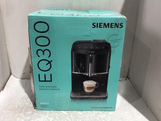 Lot 1218  
            Chesterfield SR45 - Parcel Delivery Only 

                
SIEMENS EQ300 FULLY AUTOMATIC COFFEE MACHINE ORIGINAL RRP-£290 (LOCATION: C8)