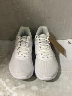 Lot 455  
            Chesterfield SR45 - Parcel Delivery Only 

                
NIKE W NIKE REVOLUTION 6 UK SIZE 6.5 TRAINERS (LOCATION: E2)